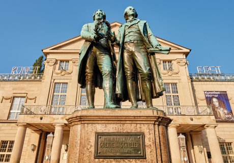 Goethe-Schiller-Denkmal vor dem Deutschen Nationaltheater in Weimar   &copy; Thüringer Tourismus GmbH/Florian Trykowski